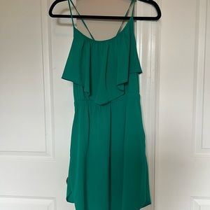 Teal dress with ruffle, adjustable tie back, and pockets 💙💚